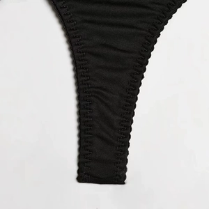 Détail du tissu côtelé noir de lingerie avec finition de bordure ondulée délicate
