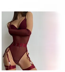 Détail du body en résille bordeaux avec porte-jarretelles et longs gants assortis