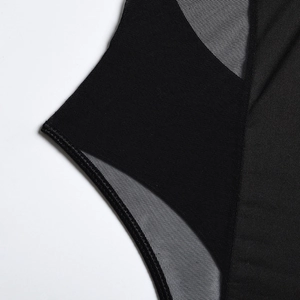 Dettaglio del tessuto elasticizzato nero con inserti in mesh e cuciture rifinite