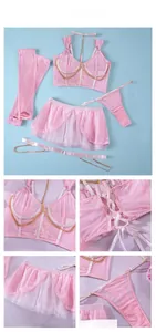 Details des rosa Netz-Dessous-Sets mit Goldketten und zarten Spitzenstickereien