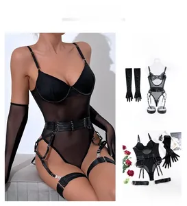 Détails d'un body sexy en maille noire avec porte-jarretelles et gants longs assortis