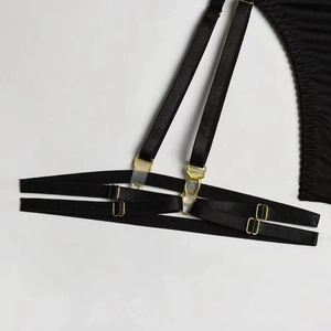 Gros plan des sangles noires réglables et boucles en métal doré sur lingerie sexy