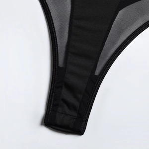 Dettaglio del patchwork di rete nera e cuciture fini sul body sexy da donna