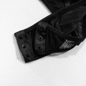 Détail des trois boutons pression à l'entrejambe d'un body sexy en maille noire