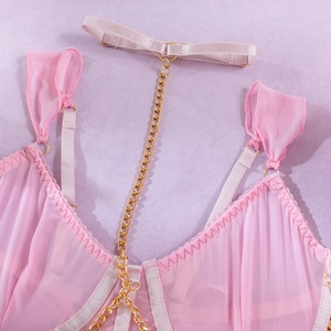 Nahaufnahme eines pinken Mesh-Bodys mit Goldkette und Korsett-Bügeln für Damen
