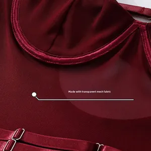Gros plan détaillé sur le tissu en maille transparente et bordure satinée avec boucles