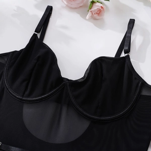Détails d'un body sexy en mesh noir avec armatures et texture transparente délicate