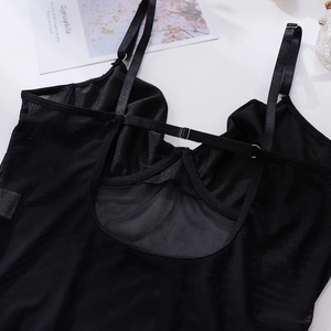 Détail d'un body sexy en maille noire avec bretelles réglables et finitions satinées