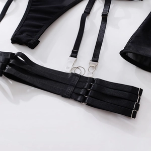 Vue détaillée du porte-jarretelles en résille noire avec boucles métalliques réglables