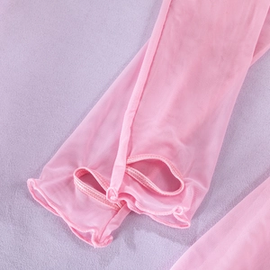 Detailaufnahme der rosa Netzhülsen mit Daumenloch-Design und feiner Stoffstruktur