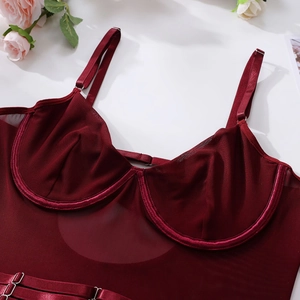 Détail d'un body en maille transparente bordeaux avec bonnets à armatures et bretelles