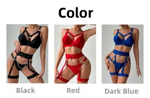 Collage tricolore d'ensembles de lingerie punk avec anneaux métalliques en noir, rouge et bleu