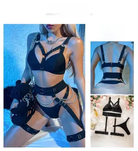 Détail d'un ensemble de lingerie punk avec anneaux métalliques et chaînes de taille