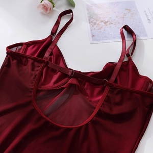 Détail de lingerie en maille bordeaux avec bretelles réglables et dos échancré