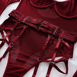 Détail d'un body en maille bordeaux avec bonnets à armatures et rubans de satin