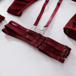 Détail de sangles en satin bordeaux avec boucles en métal et anneau sur body en résille