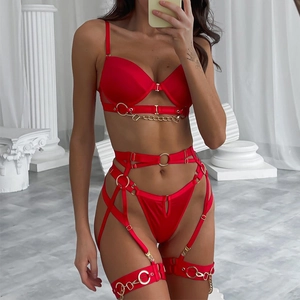 Body punk rouge avec bretelles en chaîne dorée et détails d'anneaux pour femmes