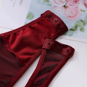 Détail du body en résille bordeaux avec fermeture à boutons-pression et tissu doux