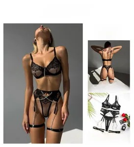 Detailansicht eines schwarzen Spitzen-Bodys mit Bügel-Cups und silberner Kettenverzierung