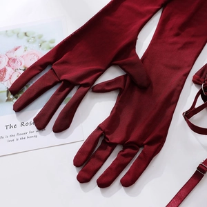 Vue détaillée des gants longs en tulle bordeaux avec texture fine et rubans assortis