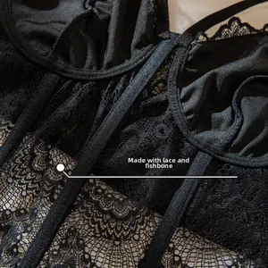 Détail du haut bustier en dentelle florale avec structure de baleines de soutien noires