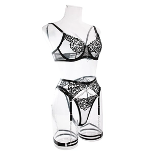 Detail eines schwarzen Mesh-Spitzenbodys mit Stickerei und dekorativen Metallketten