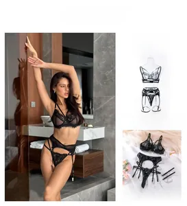 Détails de l'ensemble de lingerie en dentelle noire avec bonnets à armatures et jarretelles