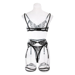 Detail eines schwarzen Blumen-Spitzen-Lingerie-Sets mit Metallketten und Strapsgürtel