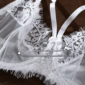 Détail de la dentelle cils blanche et élégant nœud sur lingerie en maille transparente