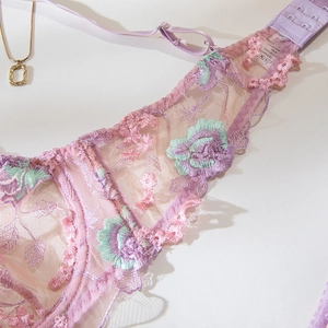 Détails du soutien-gorge en dentelle lilas avec broderie florale et bretelles réglables