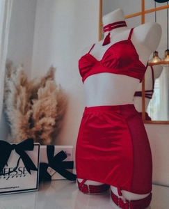 Détail de l'ensemble lingerie en satin rouge avec jupe porte-jarretelles et tulle