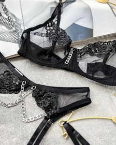 Detail mit Blumenstickerei und silbernen Metallketten am schwarzen Mesh-Lingerie-Body