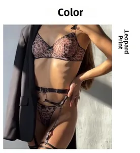 Vue détaillée d'un ensemble de lingerie léopard avec porte-jarretelles et anneaux métalliques
