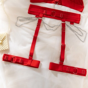 Détail d'un ensemble jarretelle rouge élastique avec anneaux et triple chaîne