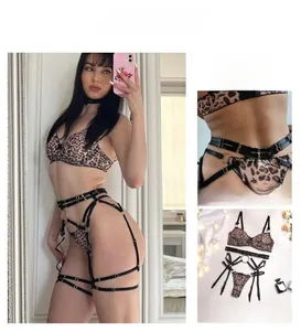 Vues détaillées de l'ensemble de lingerie léopard avec soutien-gorge et serre-taille