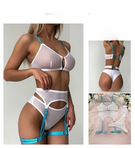 Détails d'un ensemble de lingerie en résille blanche avec bretelles bleues, vue face et dos