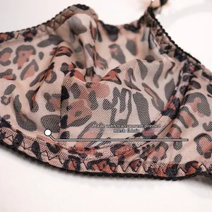 Détail du tissu en maille léopard transparent avec bordure en dentelle noire du body