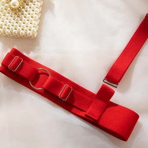 Détail du harnais de taille élastique rouge avec anneaux métalliques et boucles
