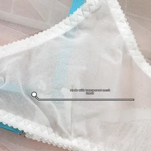 Vue détaillée du tissu en maille transparente blanche avec bretelles bleues et bordure