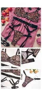 Détails d'un ensemble de lingerie léopard avec soutien-gorge à armatures et porte-jarretelles