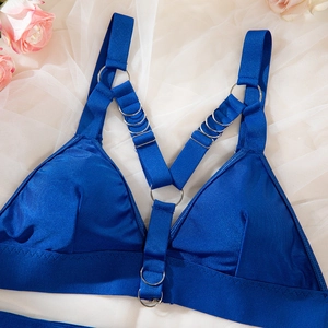 Détail de l'ensemble lingerie bleu roi avec anneaux métalliques et bretelles