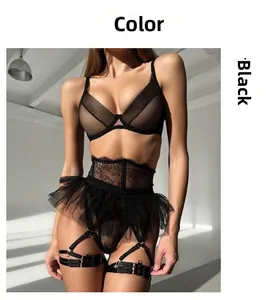 Détails de l'ensemble de lingerie en maille noire avec bordures en dentelle et porte-jarretelles