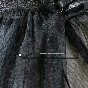 Détail du tissu en maille noire transparente et dentelle délicate sur le body sexy