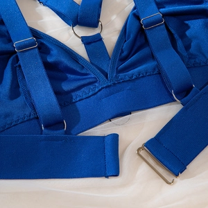 Détail du body bleu roi avec anneaux métalliques, bretelles réglables et tissu satiné