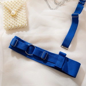 Détail d'une jarretière élastique bleu roi avec anneau argenté et boucle de réglage