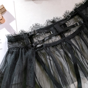 Détail de dentelle de cils noire et maille transparente avec bretelles réglables