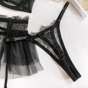 Détails d'un ensemble de lingerie en mesh noir avec dentelle de cils et boucles métalliques