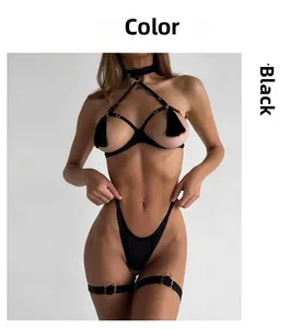 Vue détaillée d'un ensemble de lingerie en satin noir avec harnais et jarretières de jambe