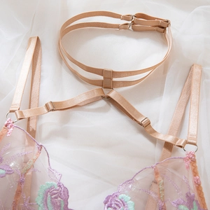 Détails de lingerie en dentelle transparente avec broderie florale et bretelles