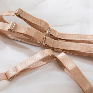 Détail des bretelles réglables de soutien-gorge en dentelle avec boucles en métal argenté